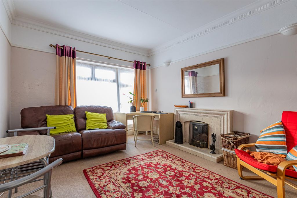Property photo 2 of 9 Marlborough Road 140-14.Jpg