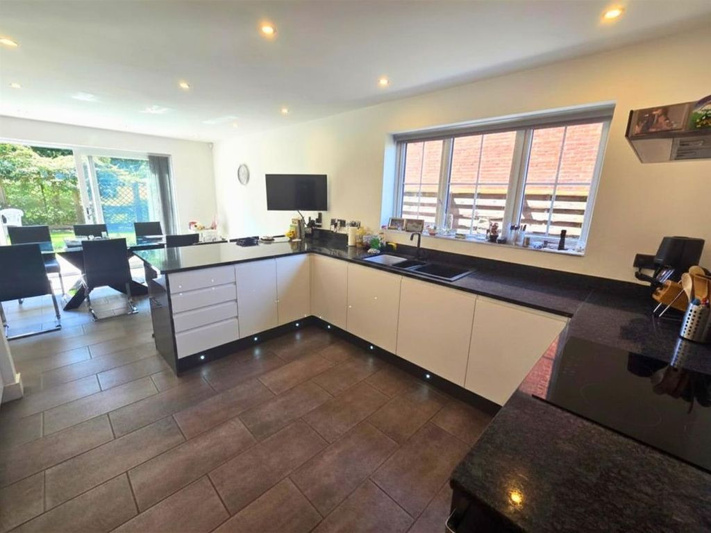 Property photo 2 of 24 Kitchen / Diner