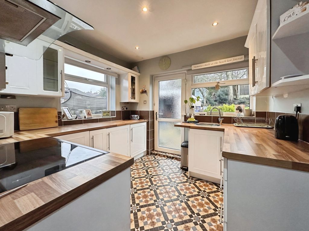 Property photo 3 of 14 Kitchen