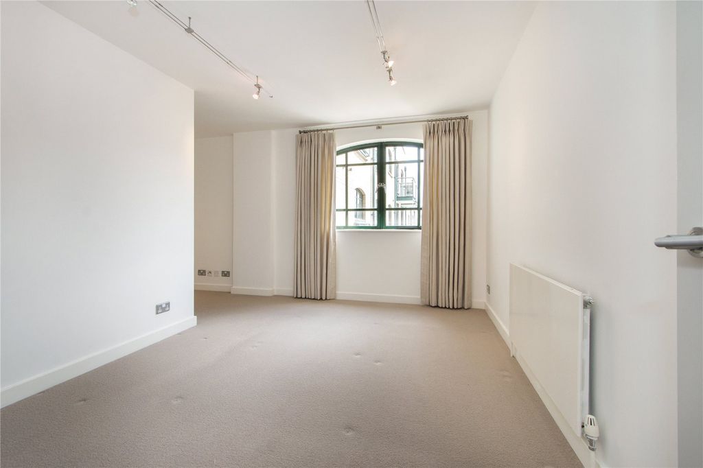 Property photo 3 of 10 Bedroom