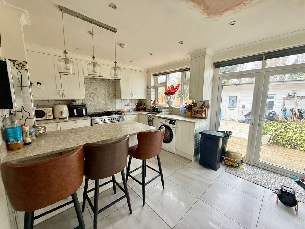 Property photo 1 of 22 4-Bedroom House For Rent In Barking