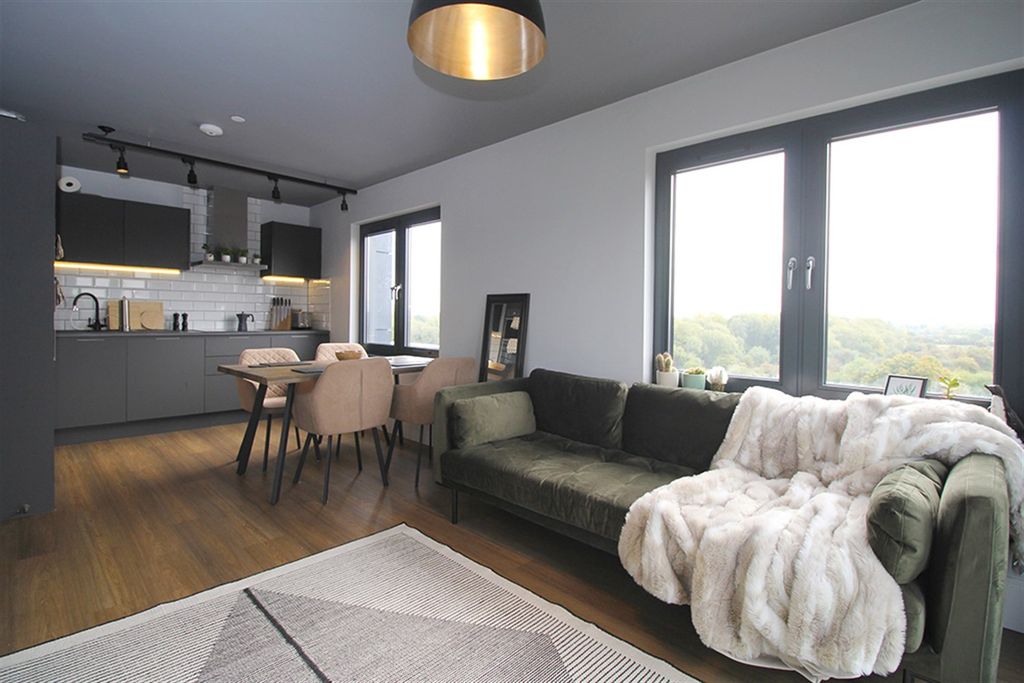 Property photo 2 of 24 Lounge / Kitchen