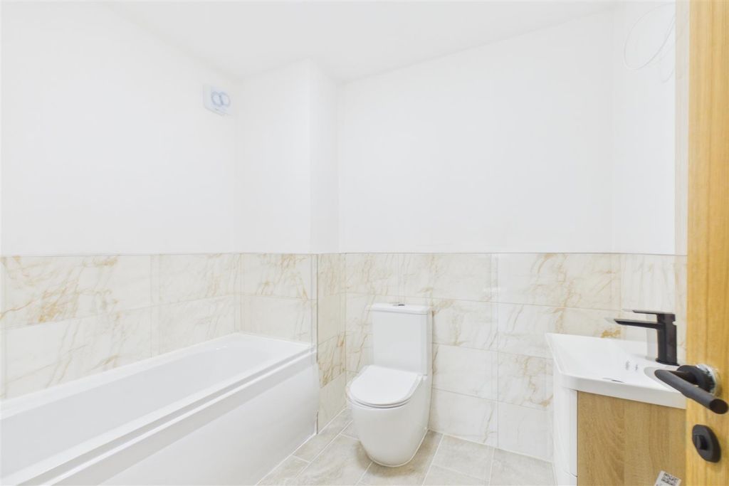 Property photo 3 of 9 Bathroom .Jpg