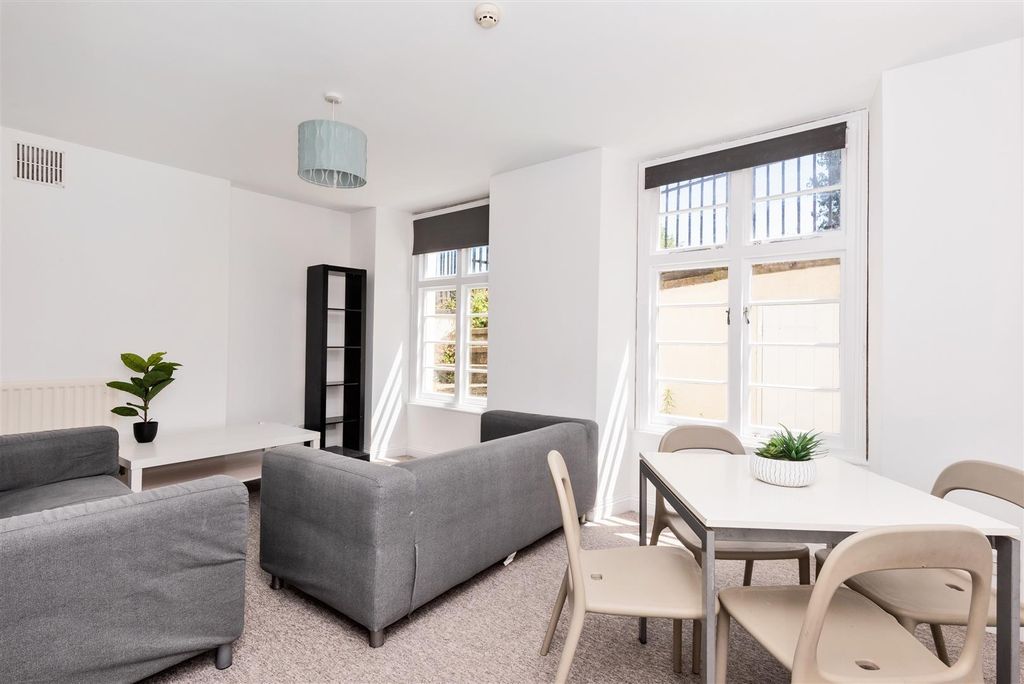 Property photo 1 of 11 Flat 1, 13 Charlotte Street, Bristol Bs1 5Pp-3.Jpg