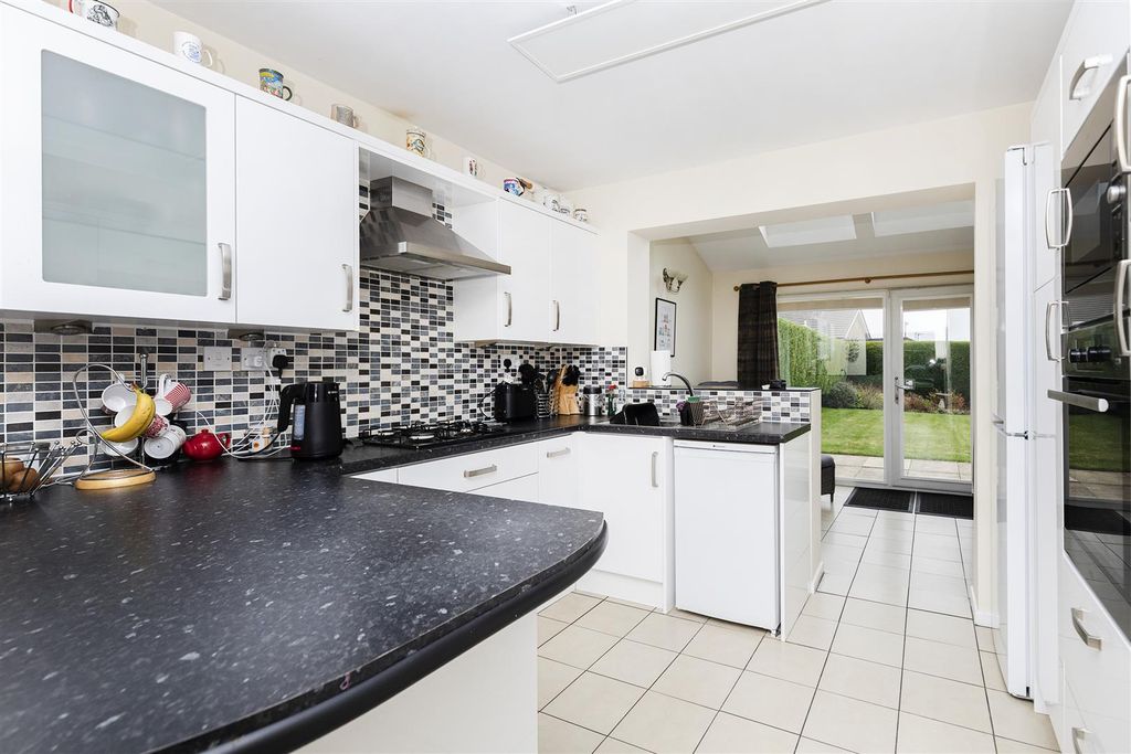 Property photo 3 of 33 Kitchen