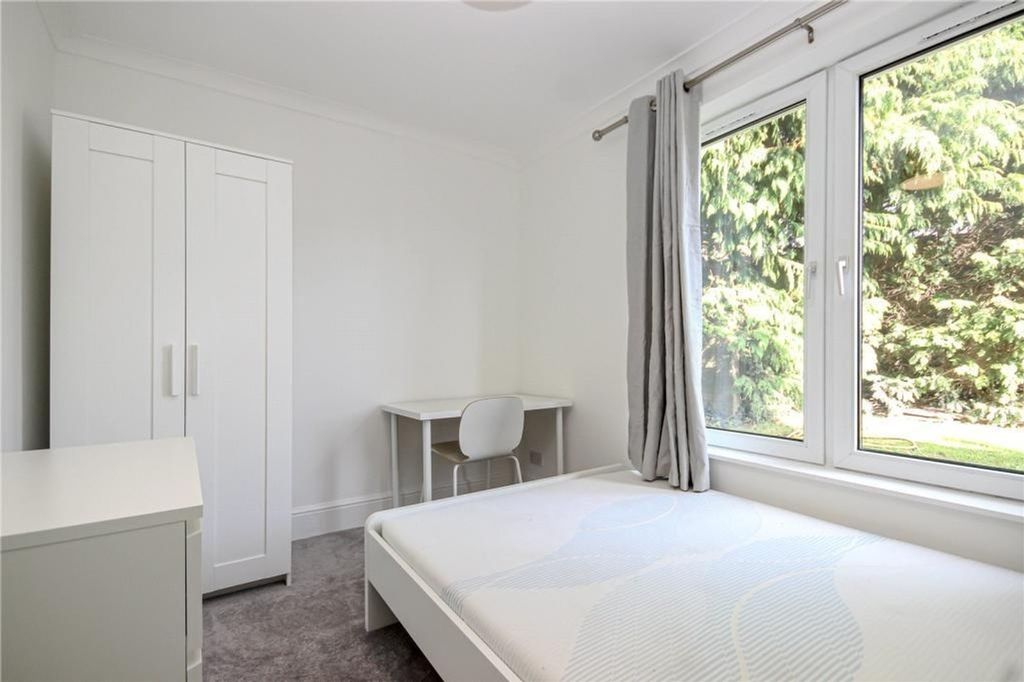 Property photo 1 of 11 A Bright And Spacious Double Bedroom Featuring Lar...