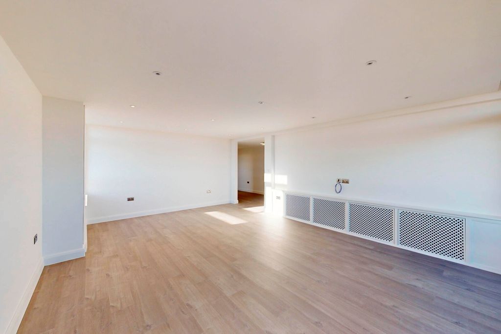 Property photo 1 of 21 Picture No. 04
