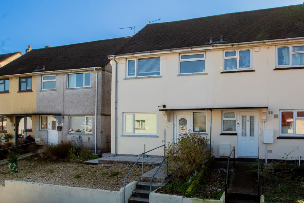 Property photo 1 of 8 8 Market Street Bodmin 01208 74182-19