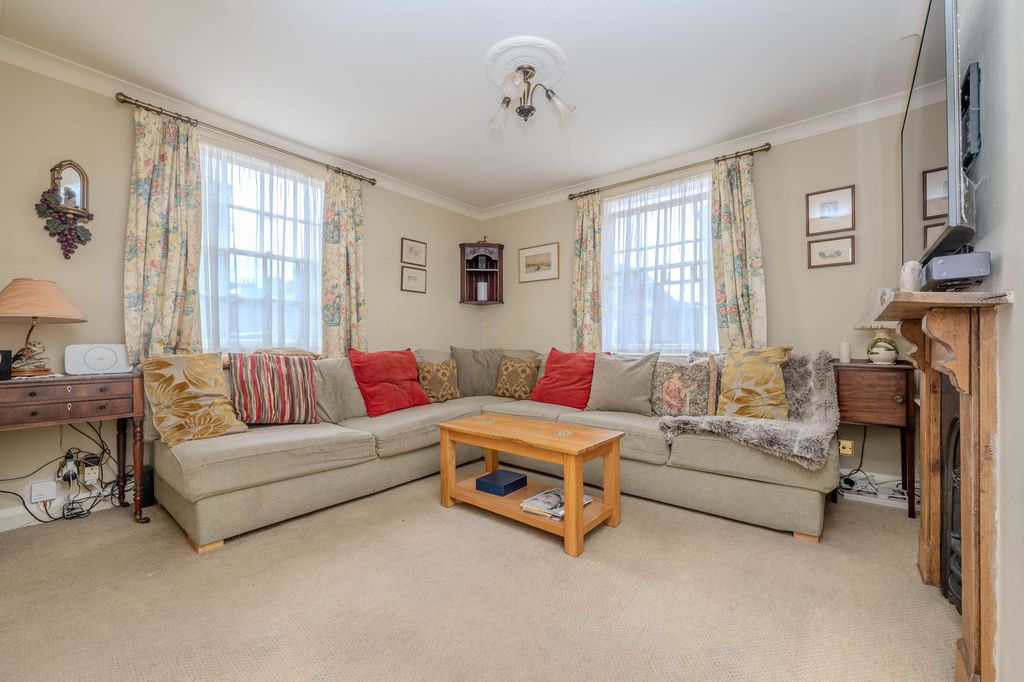 Property photo 2 of 34