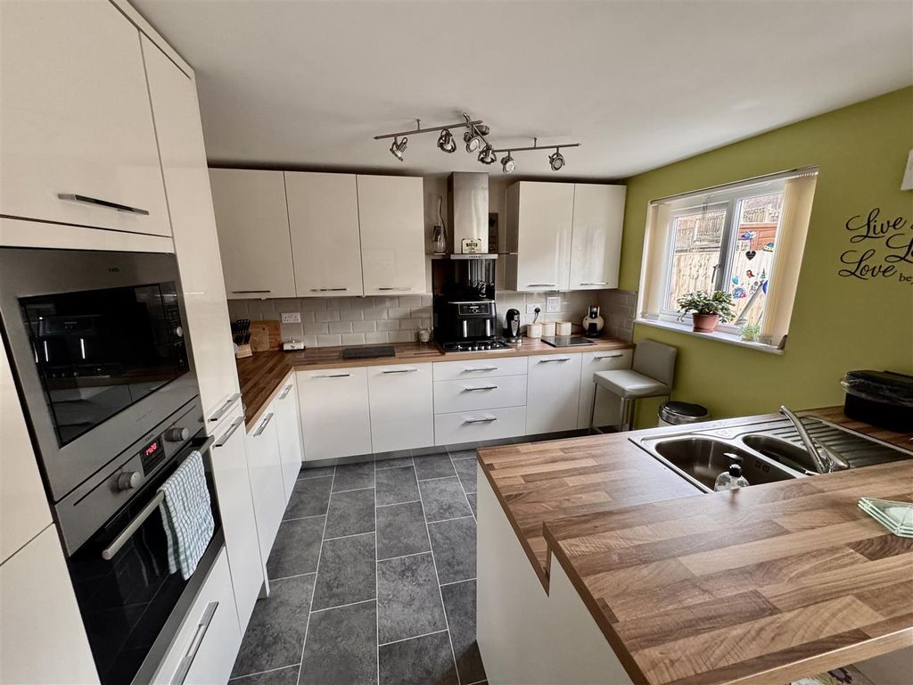 Property photo 2 of 13 Kitchen/Diner