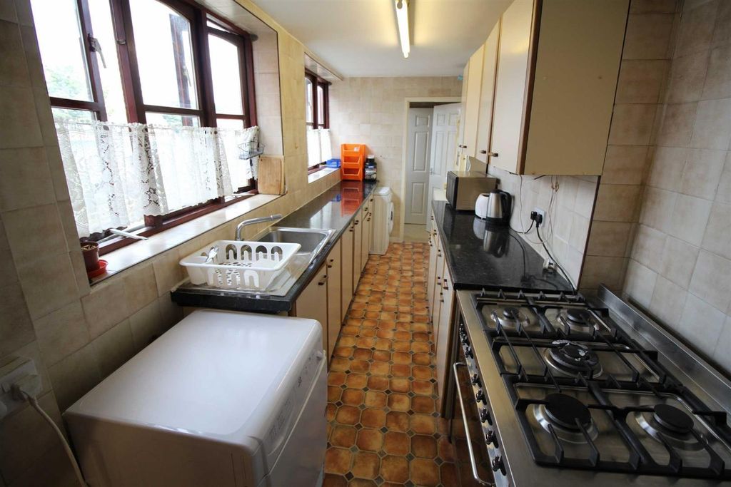 Property photo 3 of 9 Kitchen