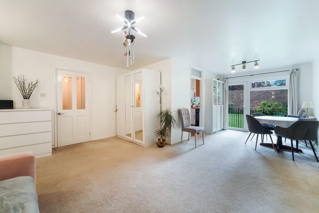 Property photo 2 of 14 Parkside Court