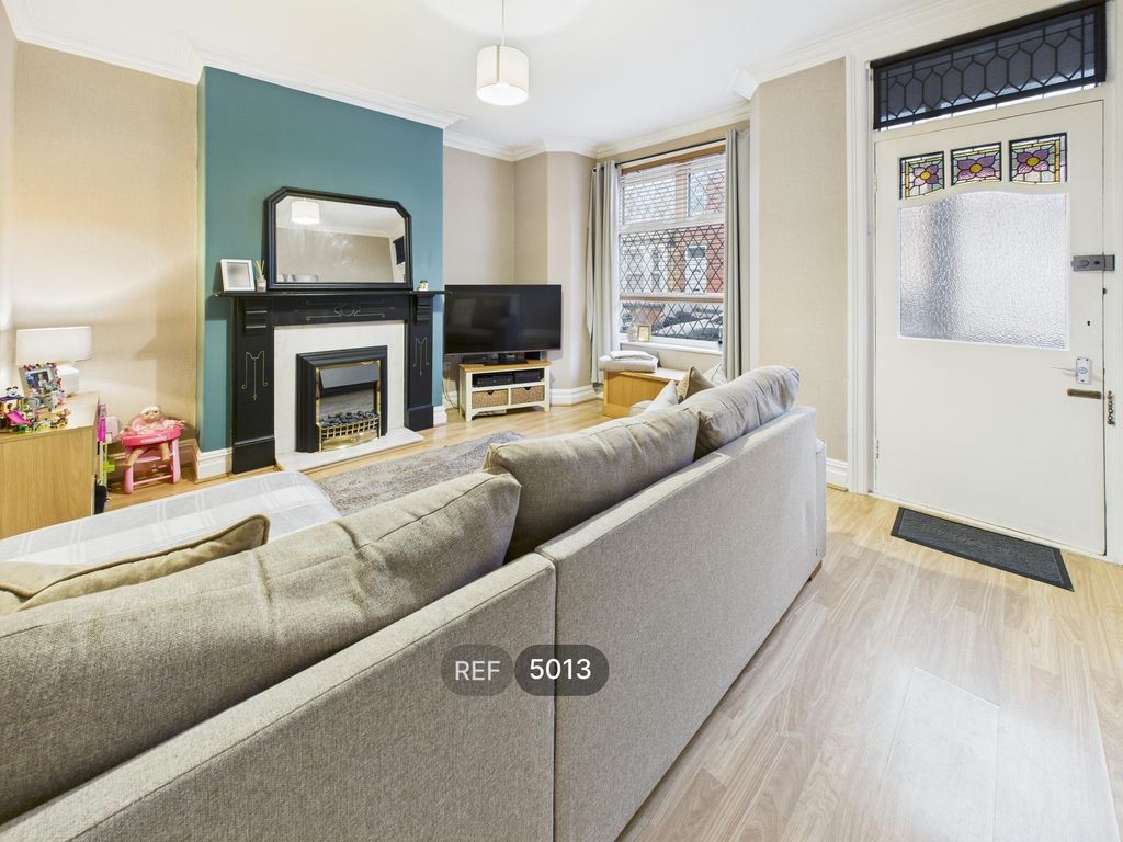 Property photo 3 of 17 Living Room