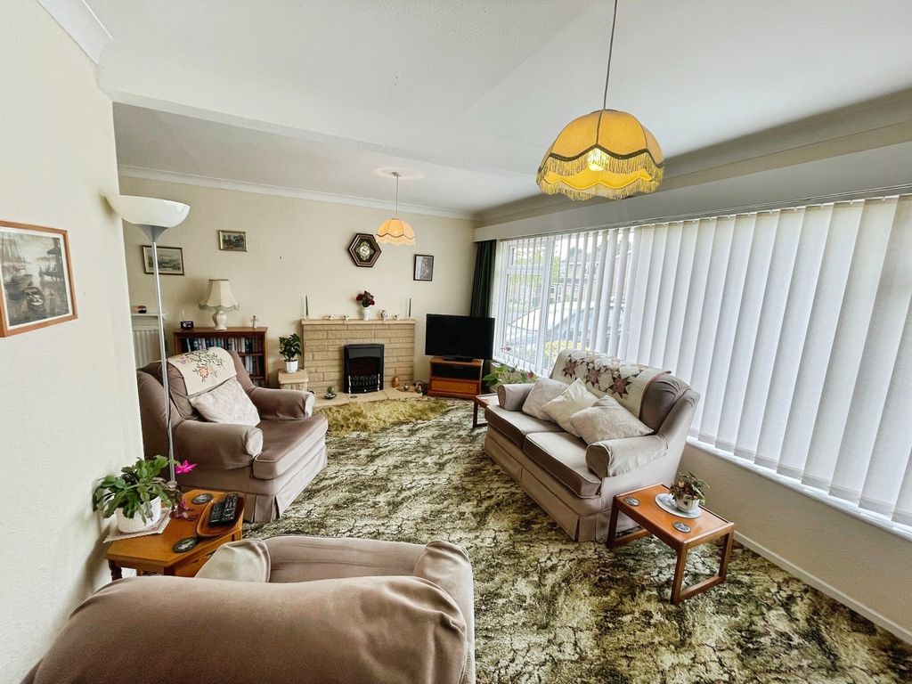 Property photo 3 of 16 Lounge