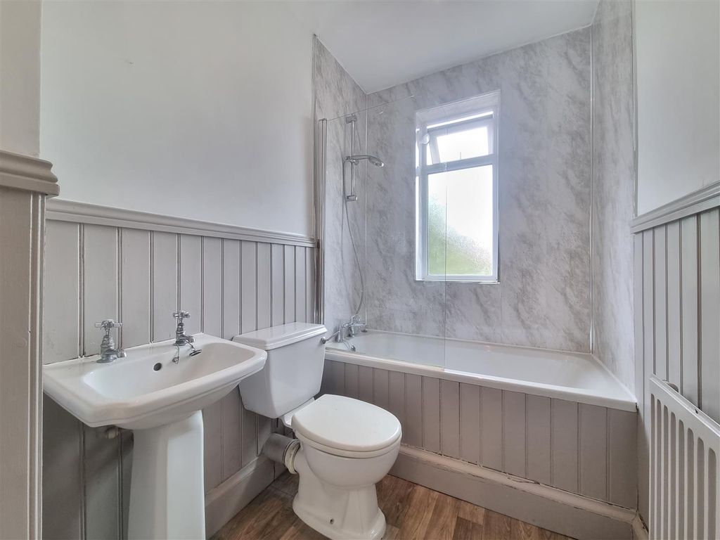 Property photo 3 of 16 Bathroom