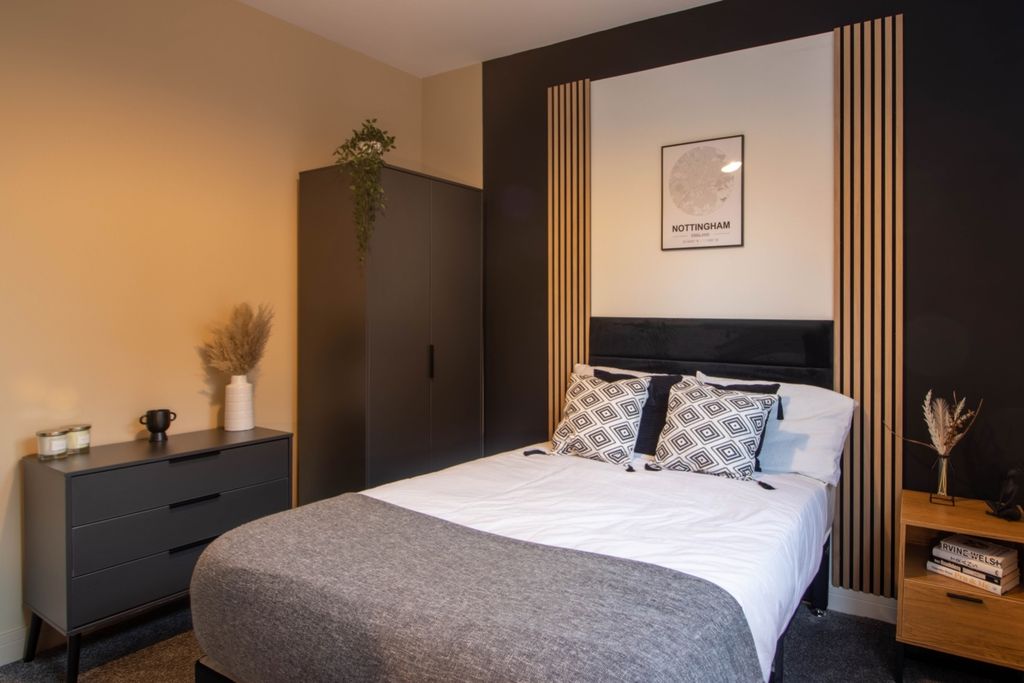 Property photo 1 of 10 Lrg_Bedroom,