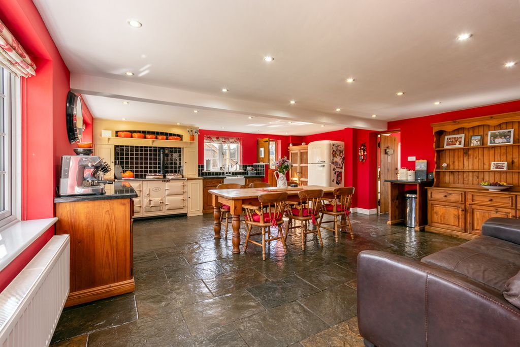 Property photo 2 of 39