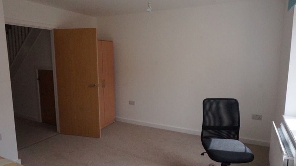 Property photo 3 of 7 A Cozy Double Bedroom Featuring A Fitted Wardrobe ...