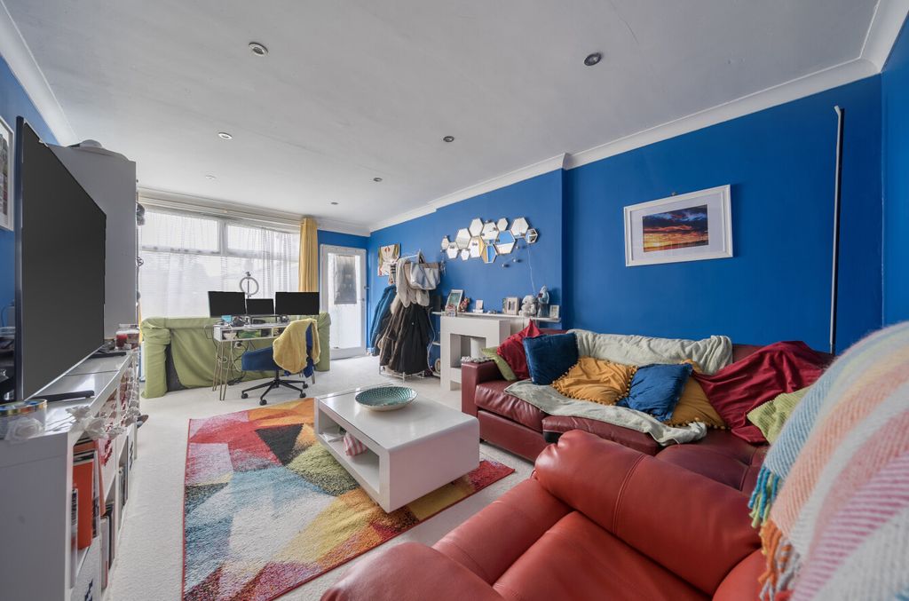 Property photo 1 of 15 Lounge