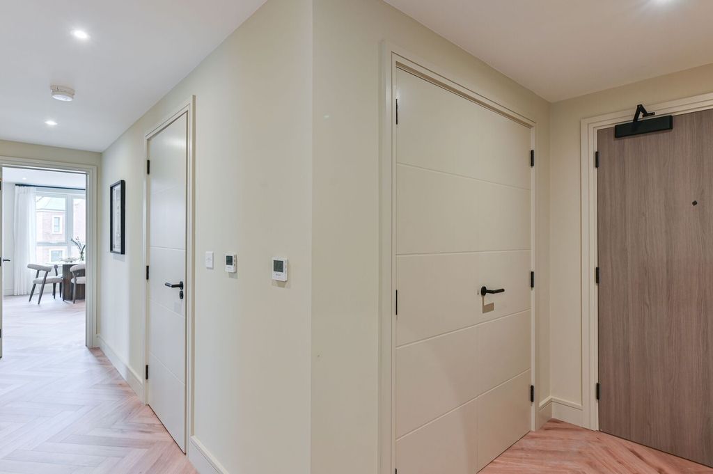 Property photo 1 of 32