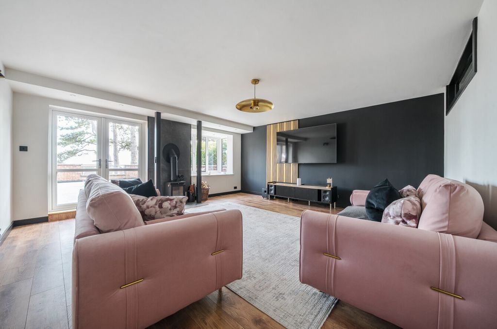 Property photo 3 of 17 1477988-1-6A30432...
