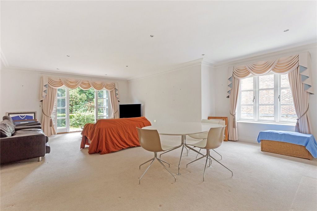 Property photo 3 of 10 Sitting/Dining Room