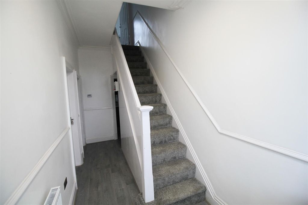 Property photo 2 of 9 Hallway.Jpg