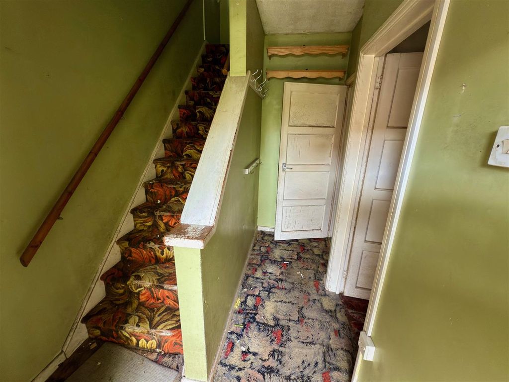 Property photo 3 of 9 Ent Hall.Jpg