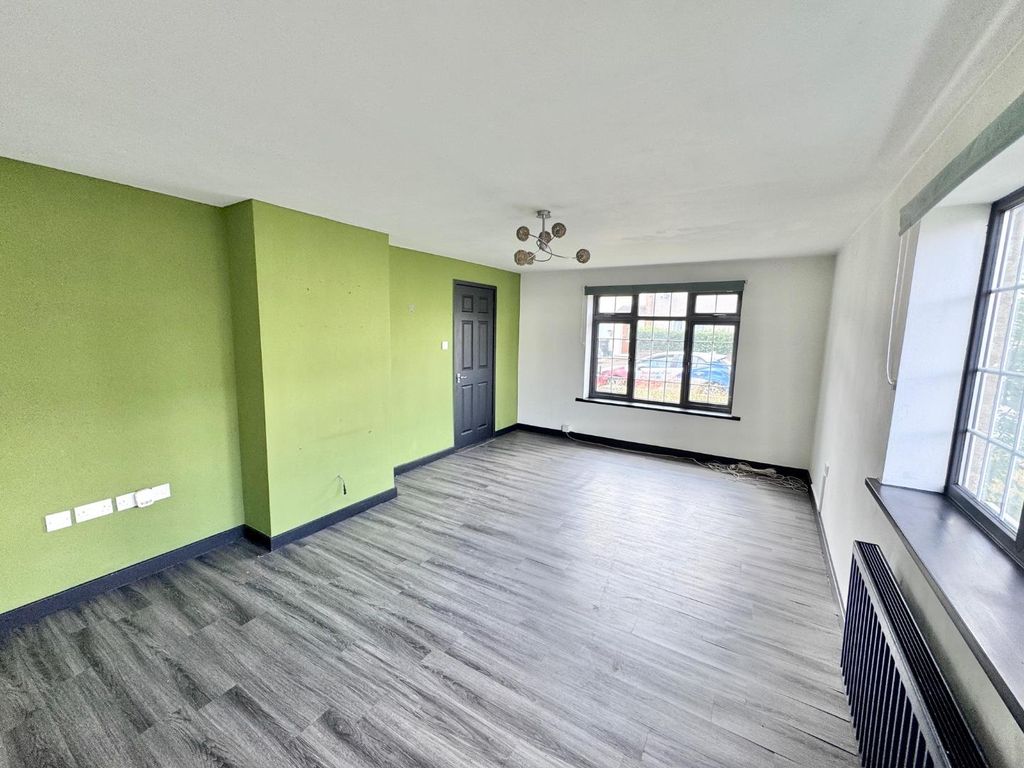 Property photo 2 of 19 Lounge