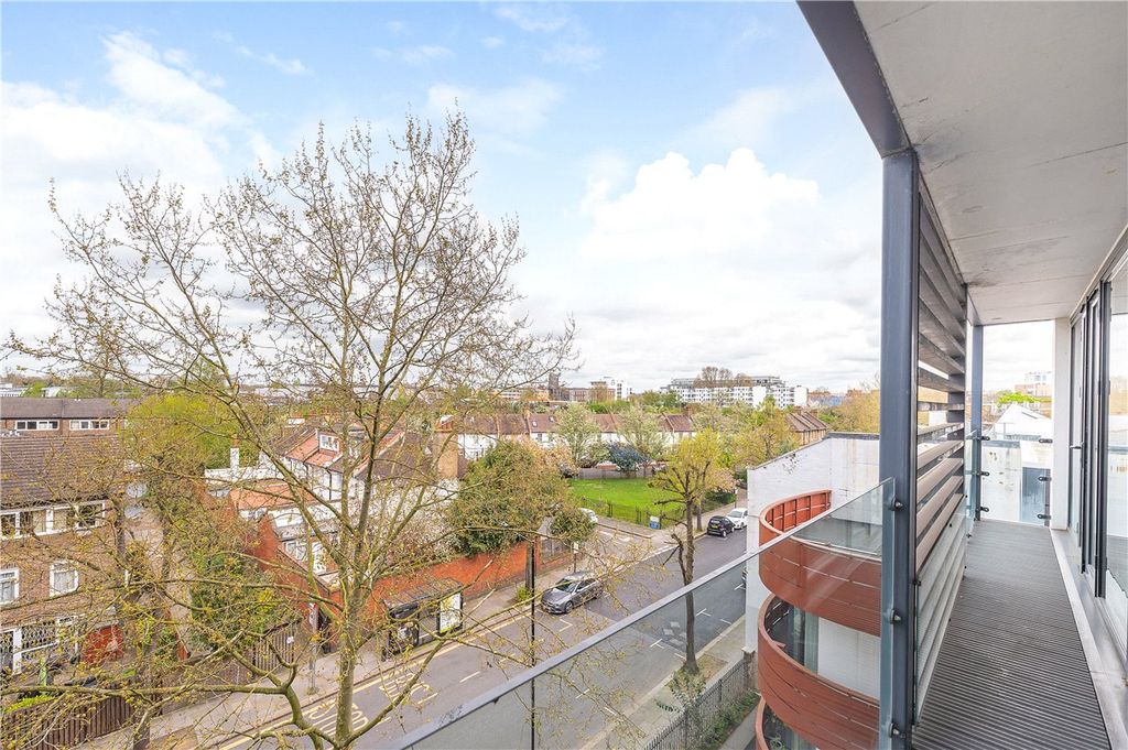 Property photo 2 of 10 Balcony