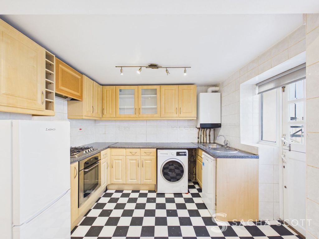 Property photo 3 of 18 Kitchen