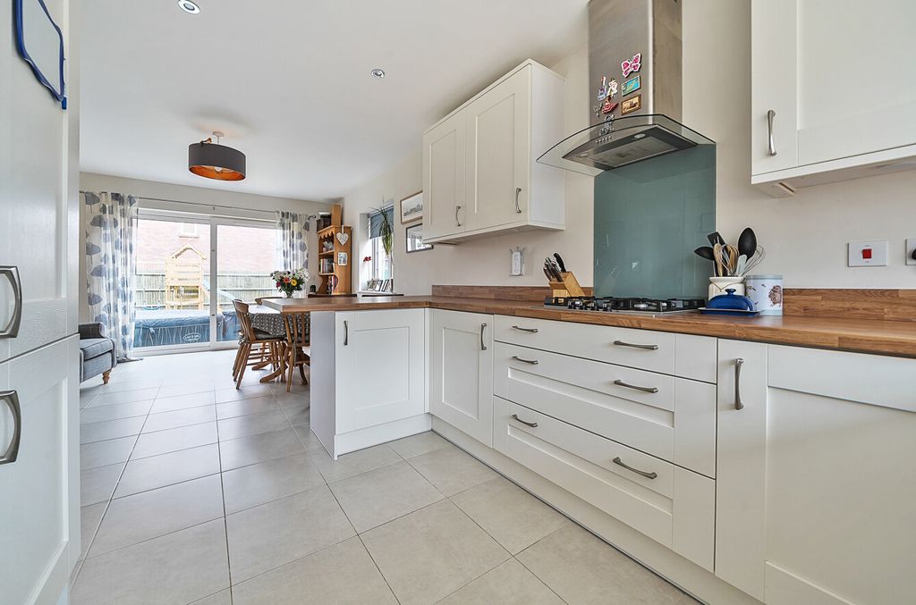 Property photo 2 of 15 1329466-13-688395...