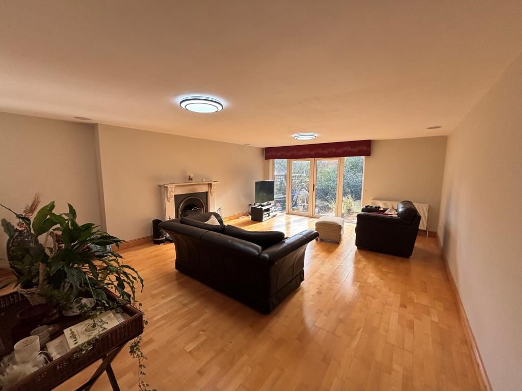 Property photo 2 of 21 Lounge