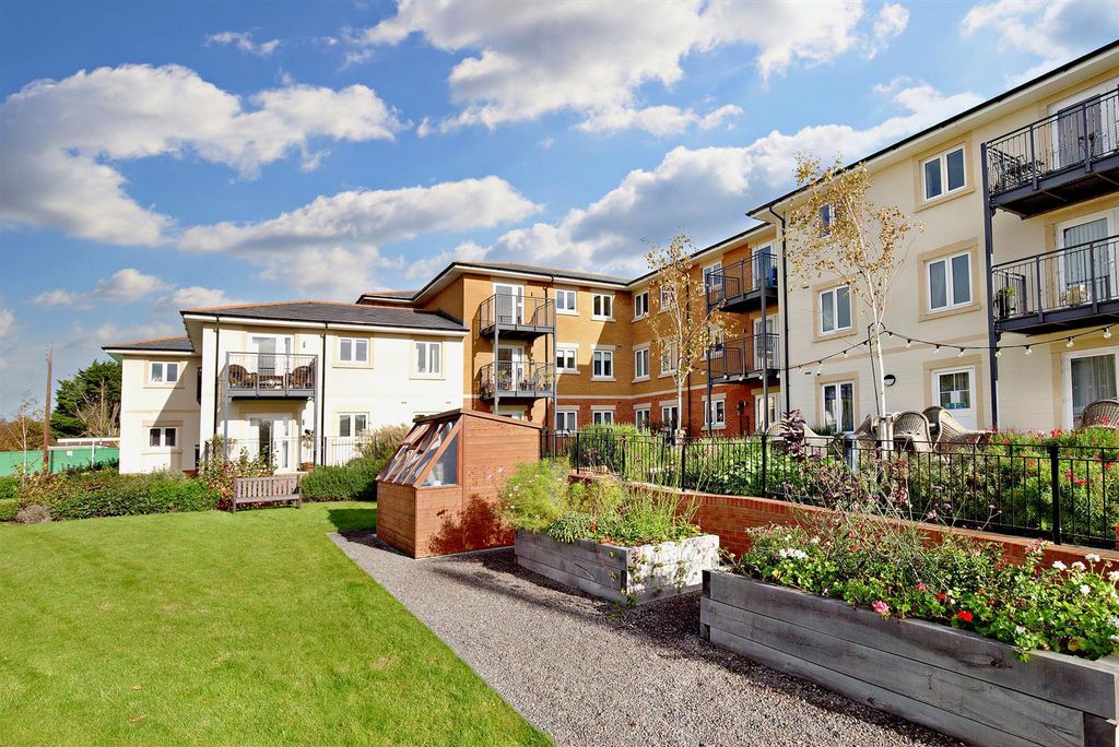 Property photo 1 of 22 Communal Gardens