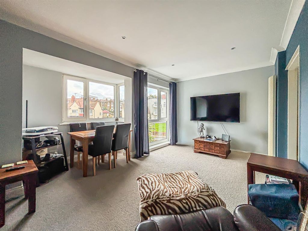 Property photo 3 of 9 Lounge/Diner