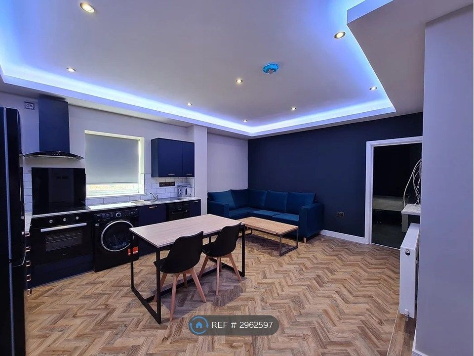 Property photo 2 of 9 Kitchen Lounge Area