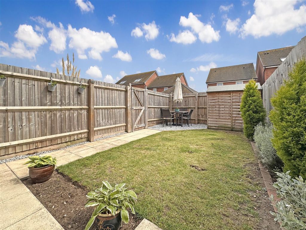 Property photo 3 of 19 Well-Appointed Rear Garden 062