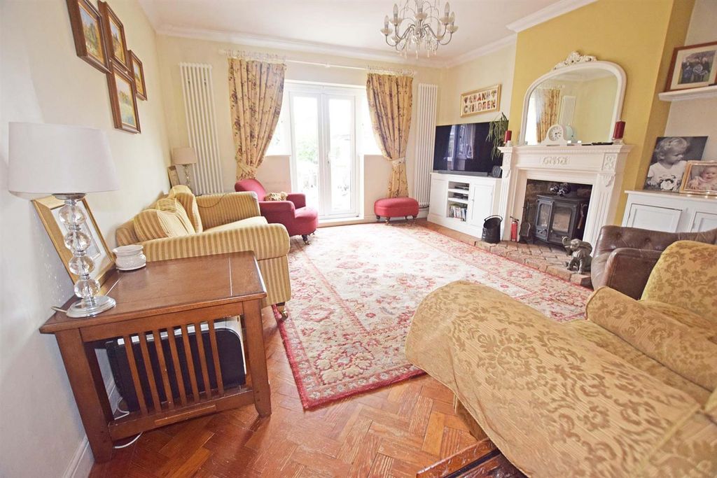 Property photo 3 of 14 Lounge