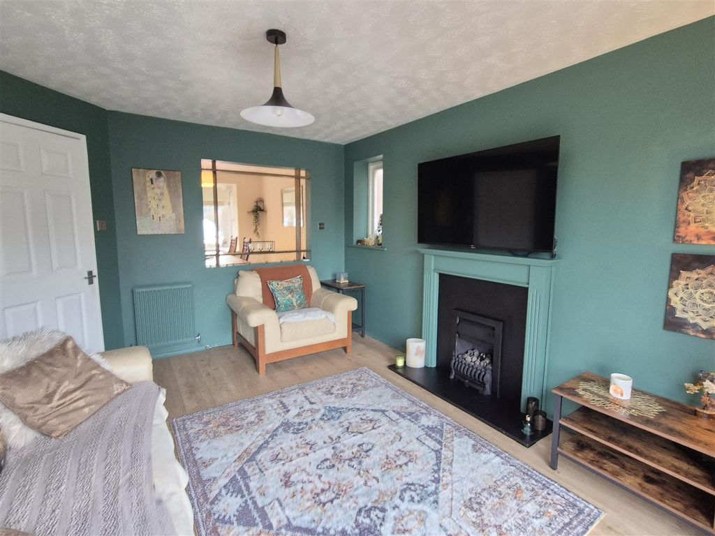 Property photo 3 of 16 Lounge