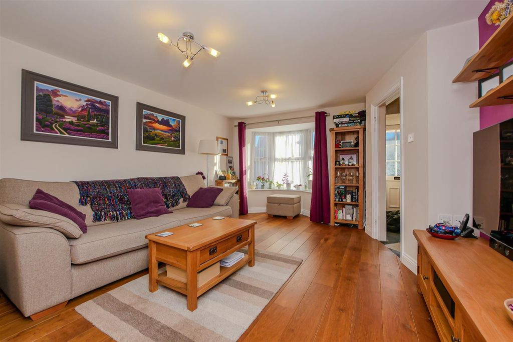 Property photo 3 of 12 Lounge