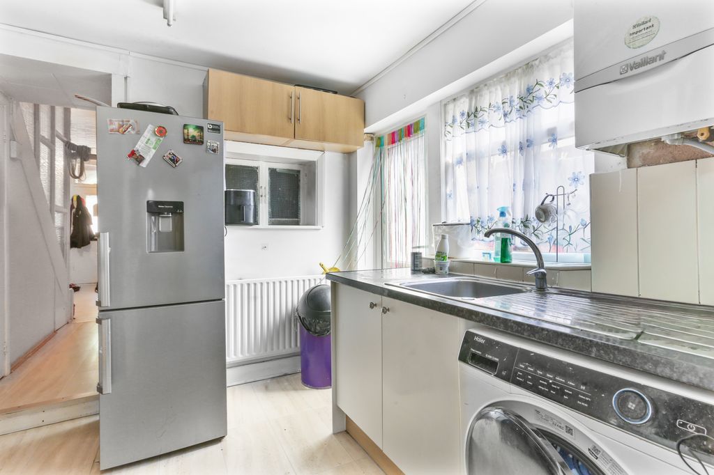 Property photo 3 of 16 1707620991 - 71 Derby Road, Cr0 - 7