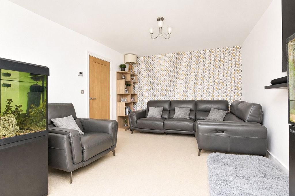 Property photo 3 of 13 Lounge