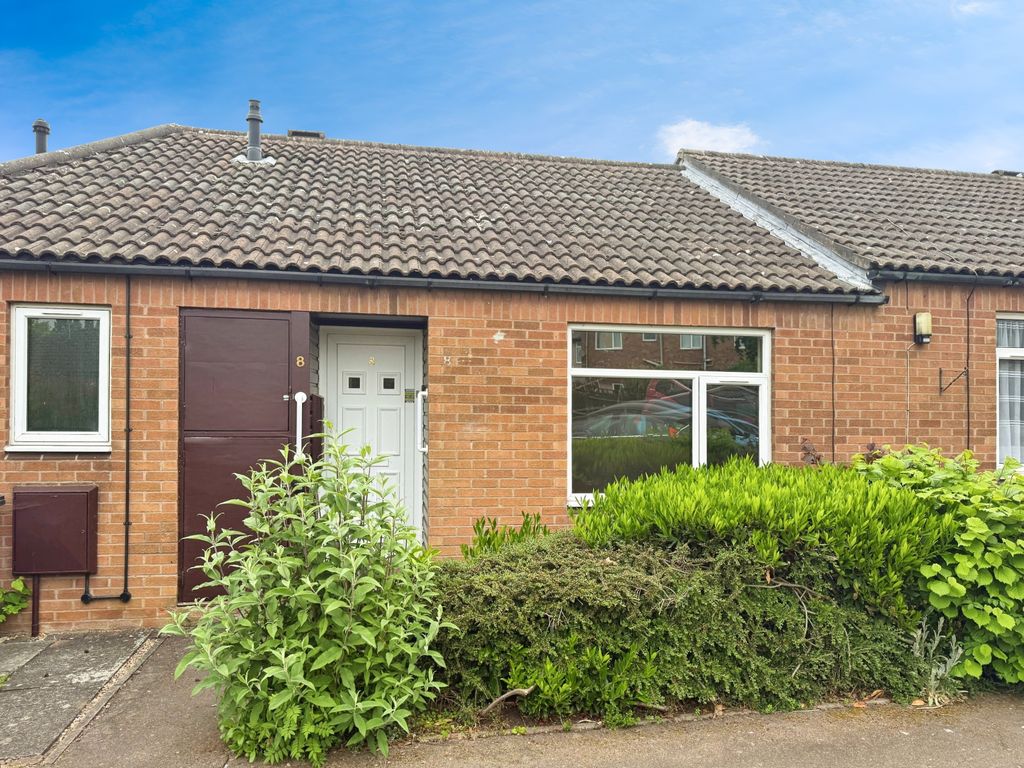 Property photo 1 of 7 Magee Close, Hinckley