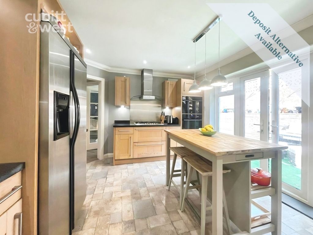 Property photo 3 of 19 Kitchen