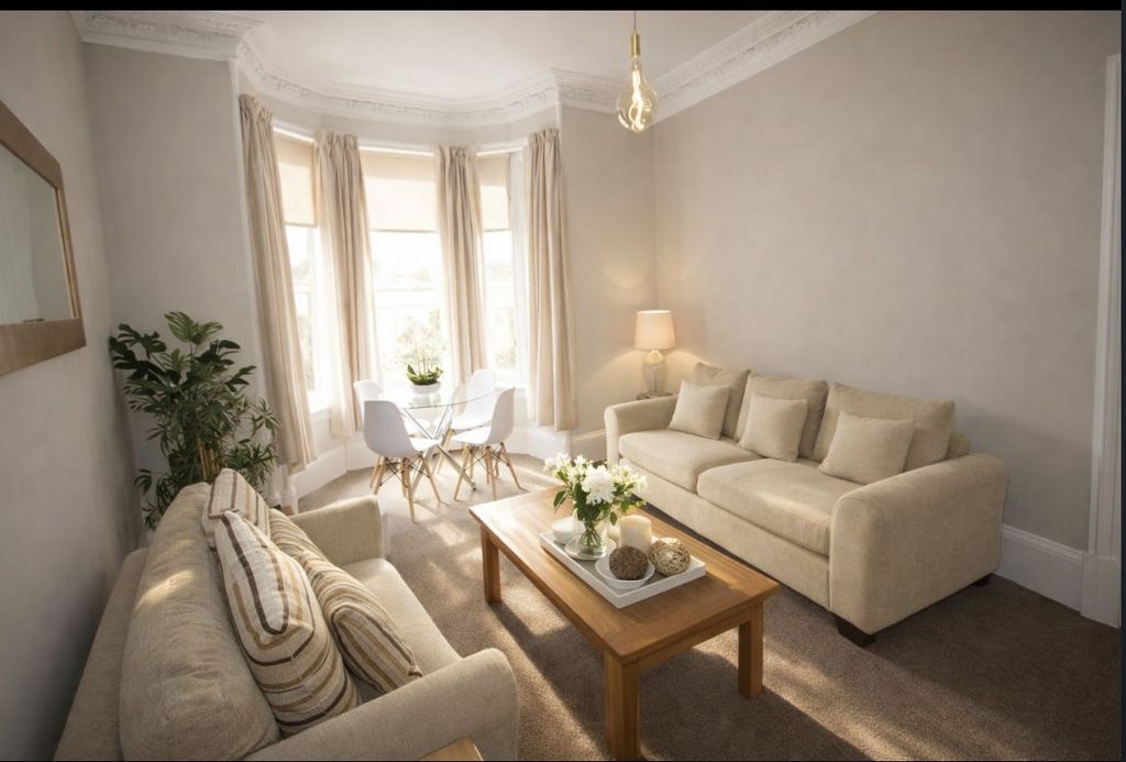 Property photo 2 of 11 Lounge 2