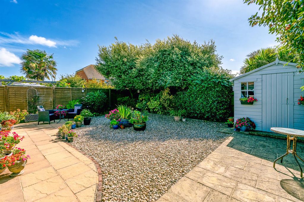 Property photo 2 of 18 South Facing Rear Gardens