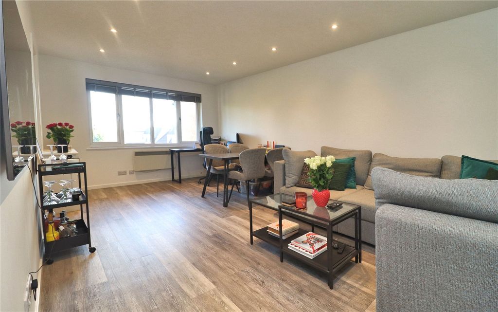 Property photo 3 of 8 Picture No. 14