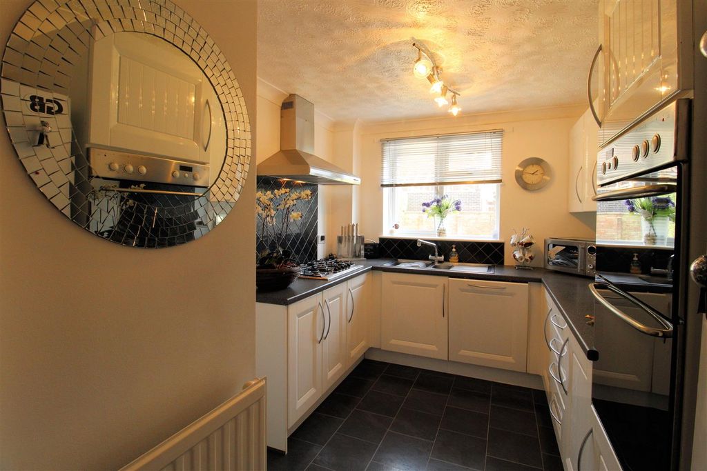 Property photo 3 of 21 Kitchen