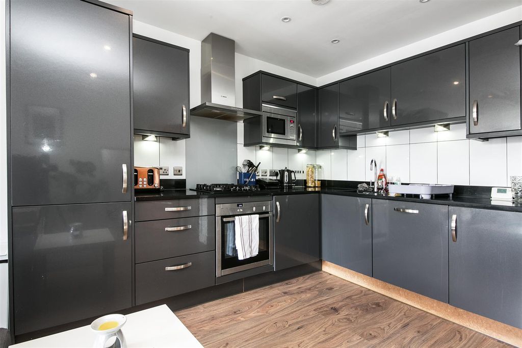 Property photo 3 of 12 4 Vulcan House Sw17 Kitchen.Jpg