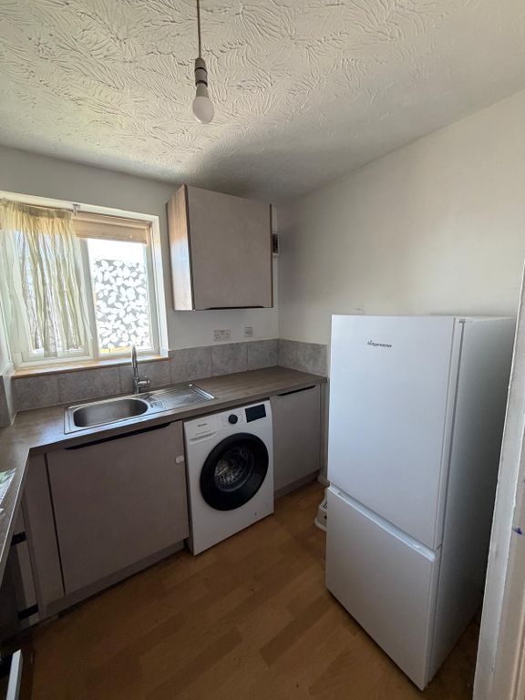 Property photo 1 of 7 Two Bedroom Second Floor Flat - £1700